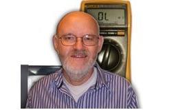 Horst Weinkauf mit Multimeter